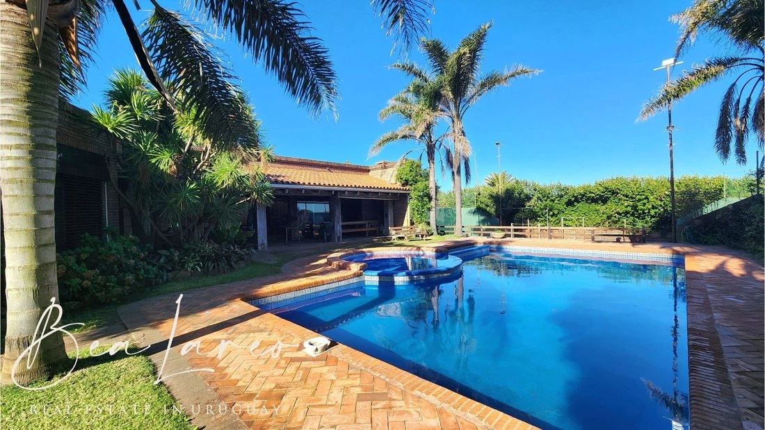 Casa 4+1 con chimenea en Montevideo, Uruguay