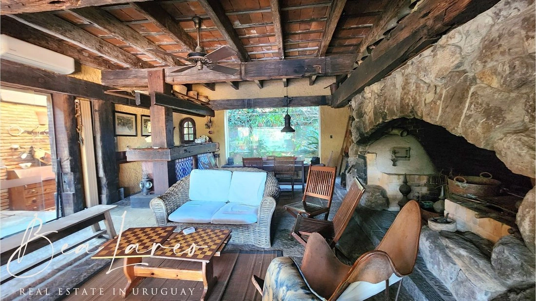 Casa 4+1 con chimenea en Montevideo, Uruguay