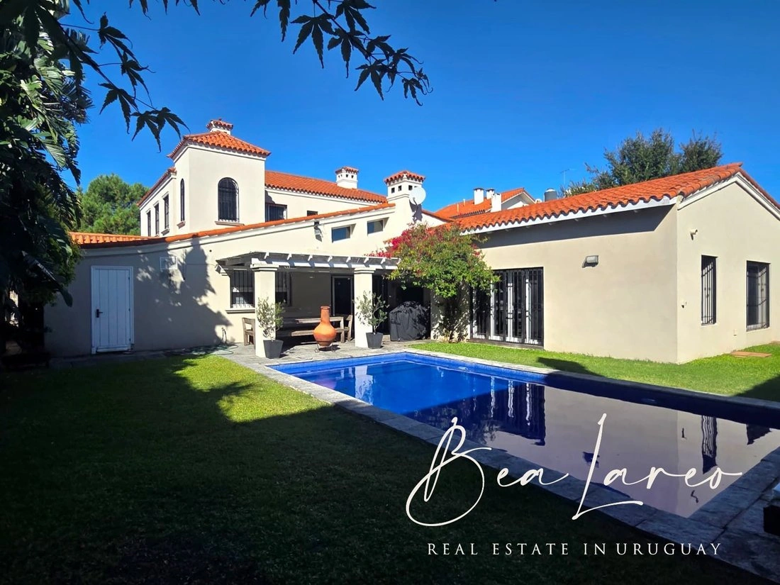 Casa 700 m² con piscina al aire libre en Montevideo, Uruguay