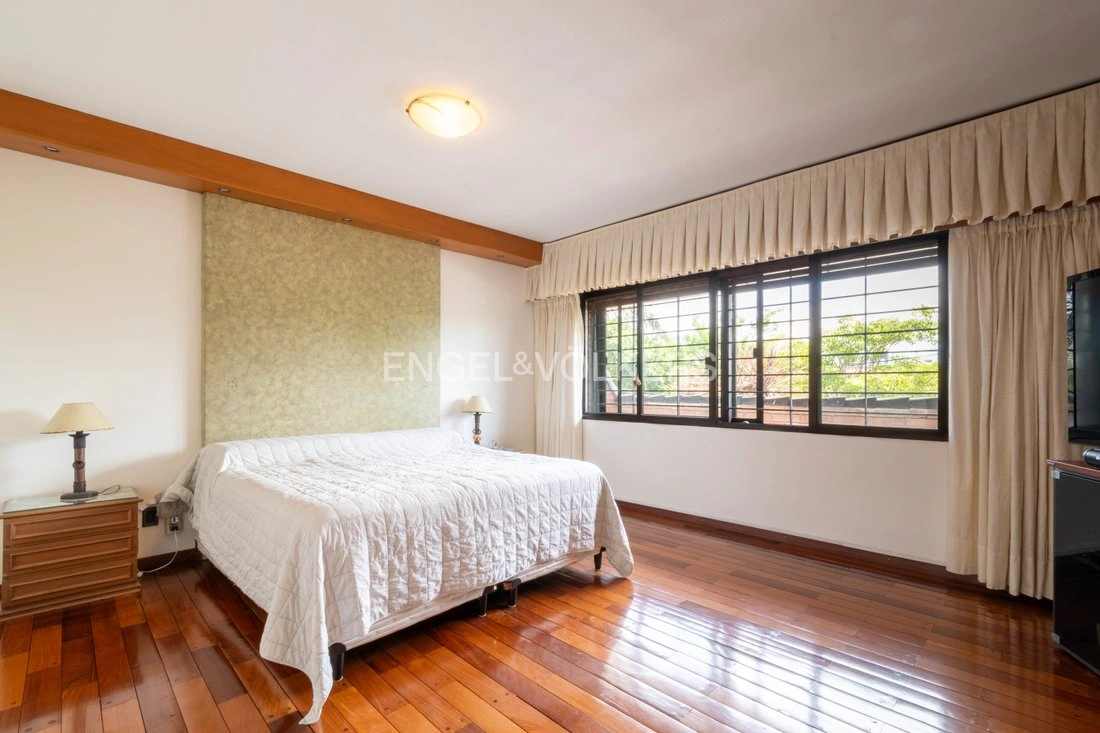 乌拉圭蒙得维的亚:4+1 户型,带露天泳池