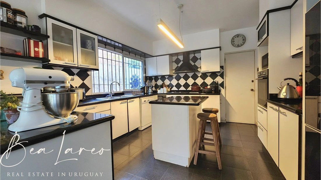 House 492 m2 with garage in Montevideo, Uruguay