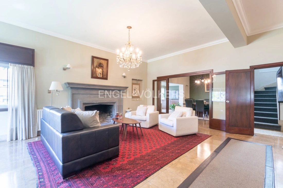 乌拉圭蒙得维的亚 4+1 带车库住宅