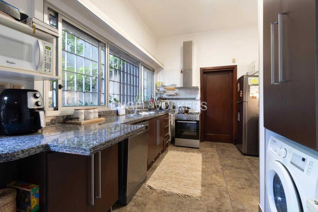 乌拉圭蒙得维的亚 4+1 带车库住宅