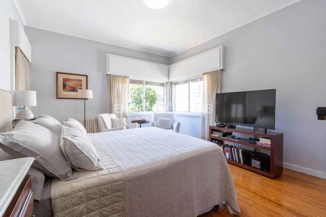 乌拉圭蒙得维的亚 4+1 带车库住宅