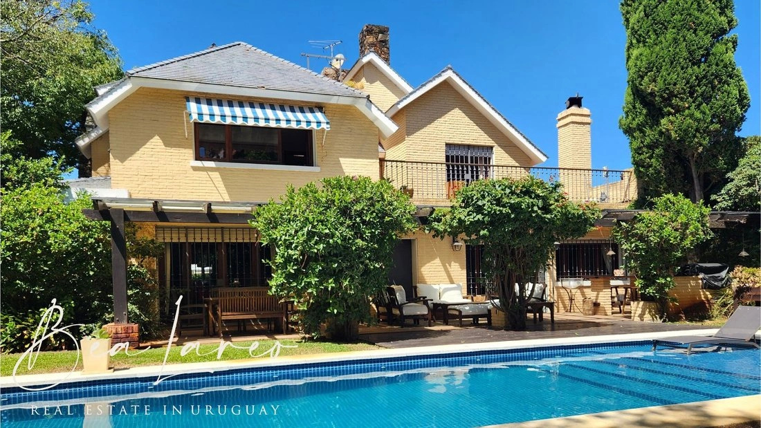 House 5+1 with fireplace in Montevideo, Uruguay