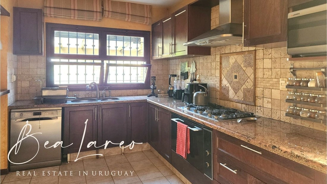 House 5+1 with fireplace in Montevideo, Uruguay