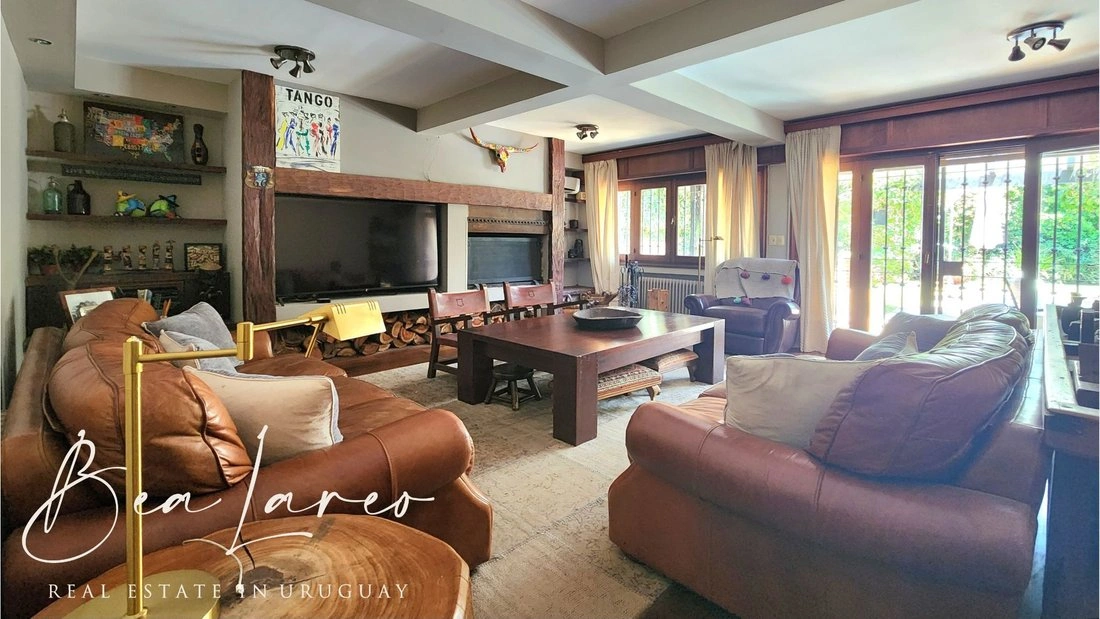 House 5+1 with fireplace in Montevideo, Uruguay