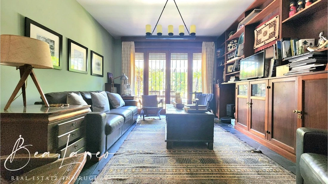 House 5+1 with fireplace in Montevideo, Uruguay