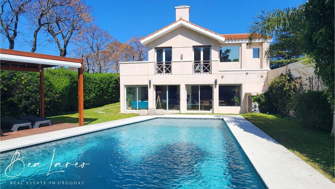 Casa 4+1 con piscina al aire libre en Montevideo, Uruguay