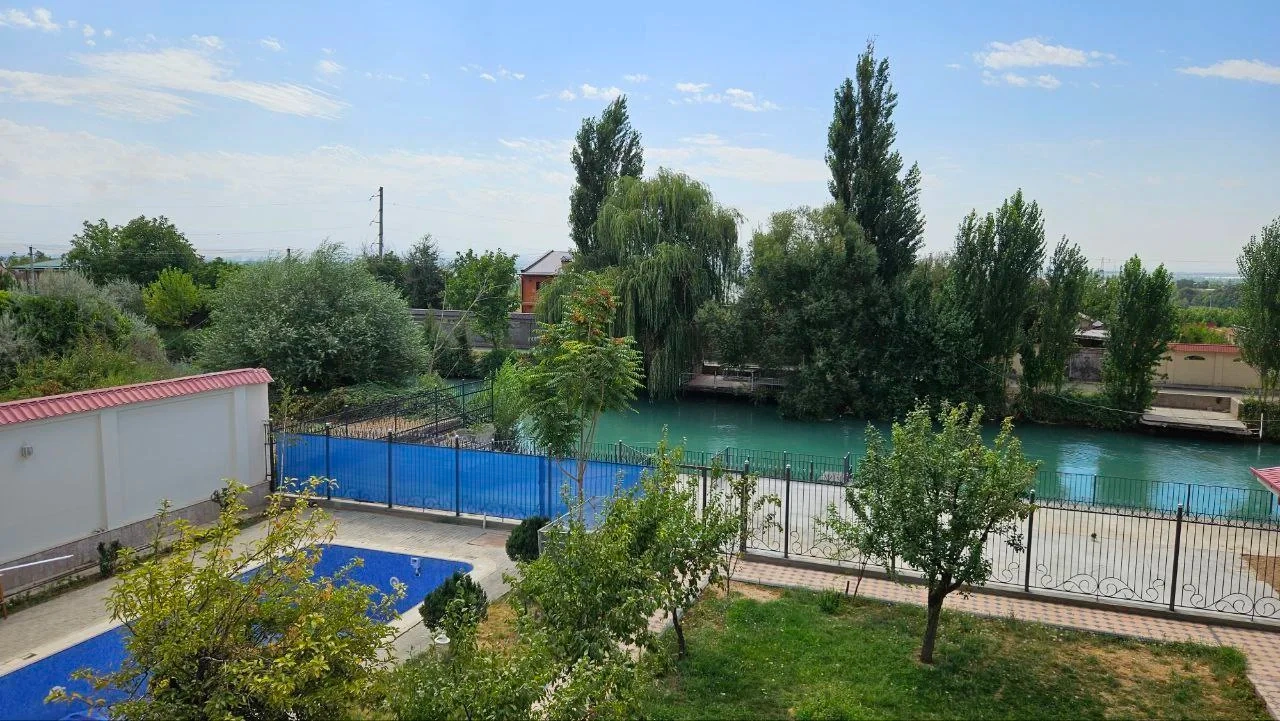 乌兹别克斯坦塔什干带花园的7+1住宅