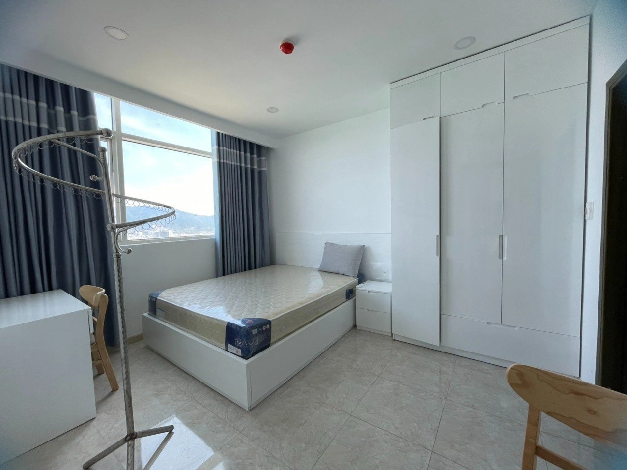 न्हा ट्रांग में 39वीं मंजिल पर प्रतिष्ठित इमारत में लक्ज़री 2+1 अपार्टमेंट