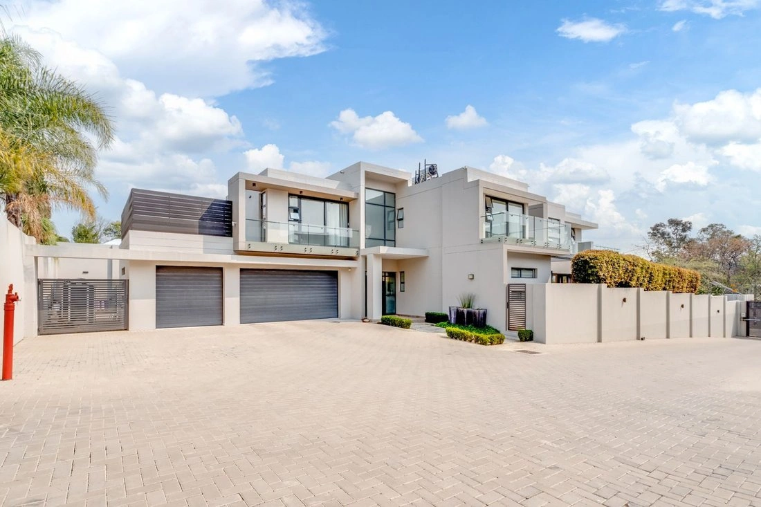 House 460 m2 with open pool in Johannesburg, South Africa