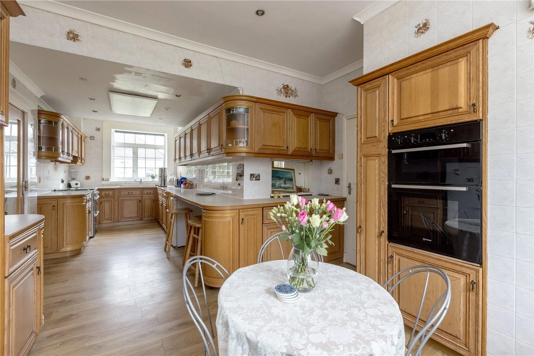 एडिनबरा, यूनाइटेड किंगडम में खुला पूल वाला 8+1 घर