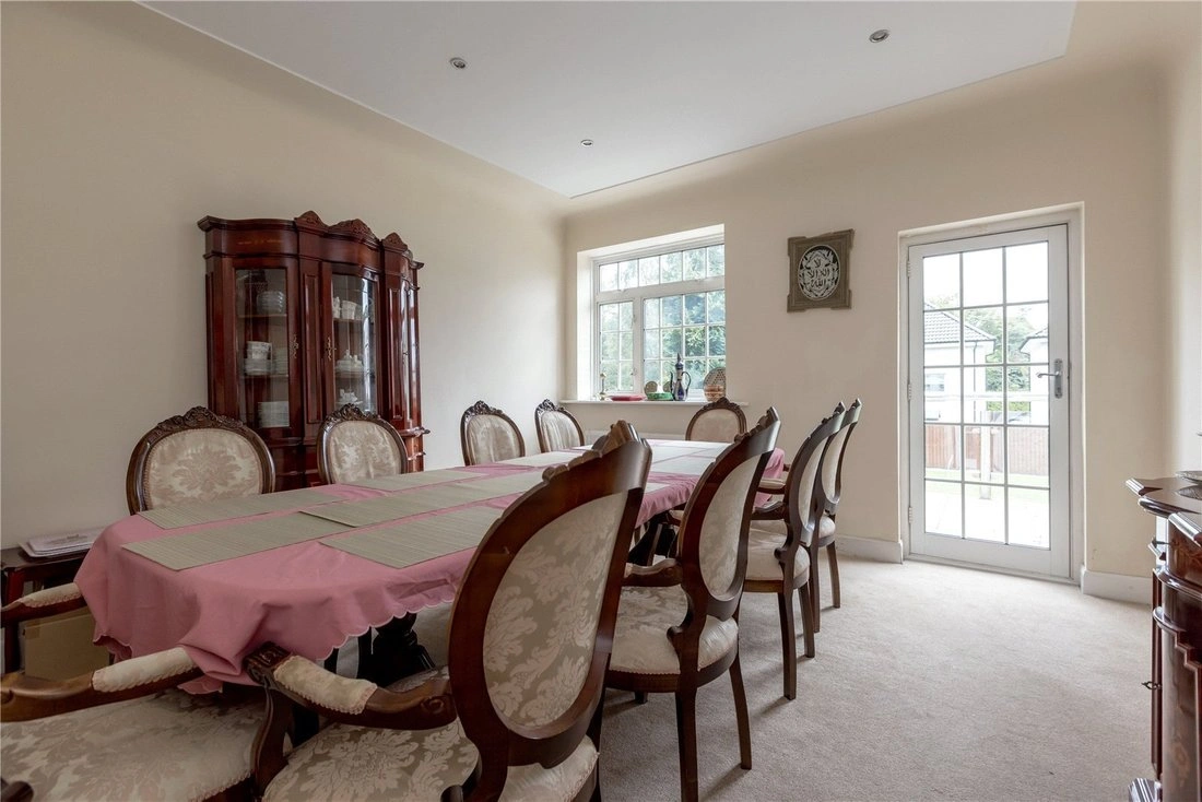 एडिनबरा, यूनाइटेड किंगडम में खुला पूल वाला 8+1 घर