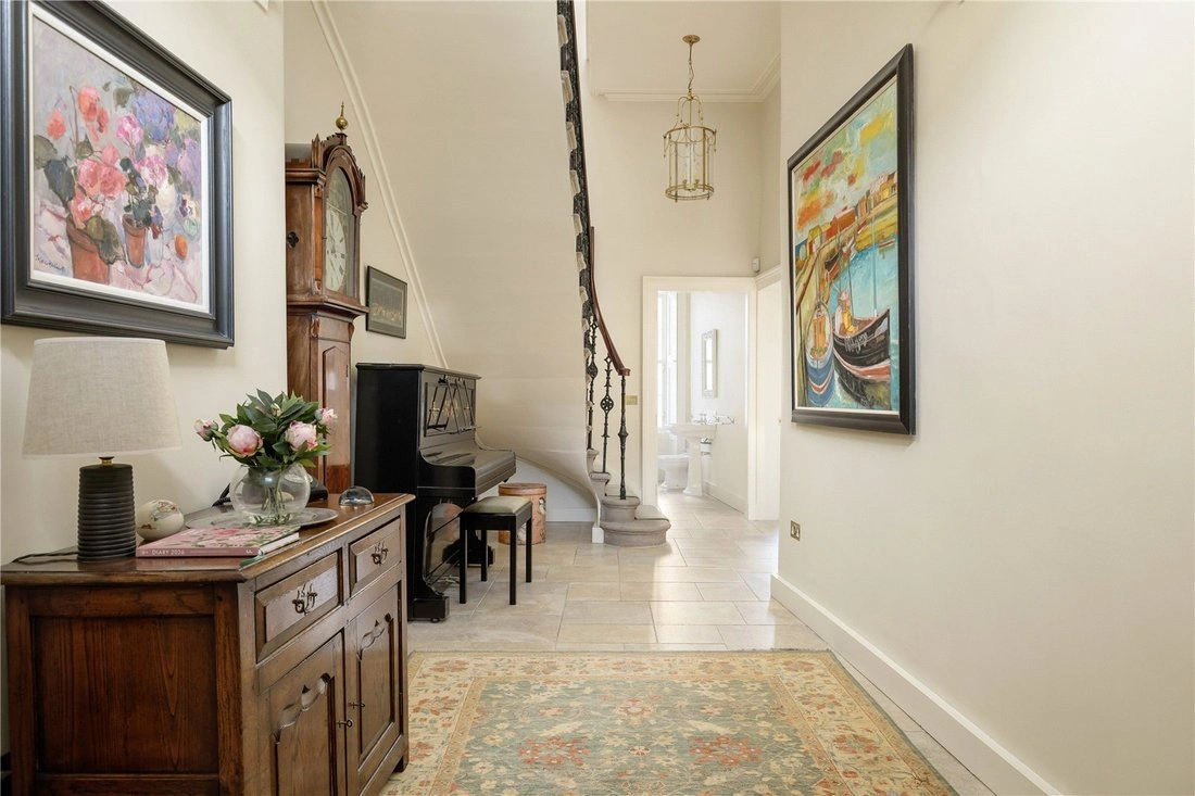 英国爱丁堡 245 m2 挑高复式住宅