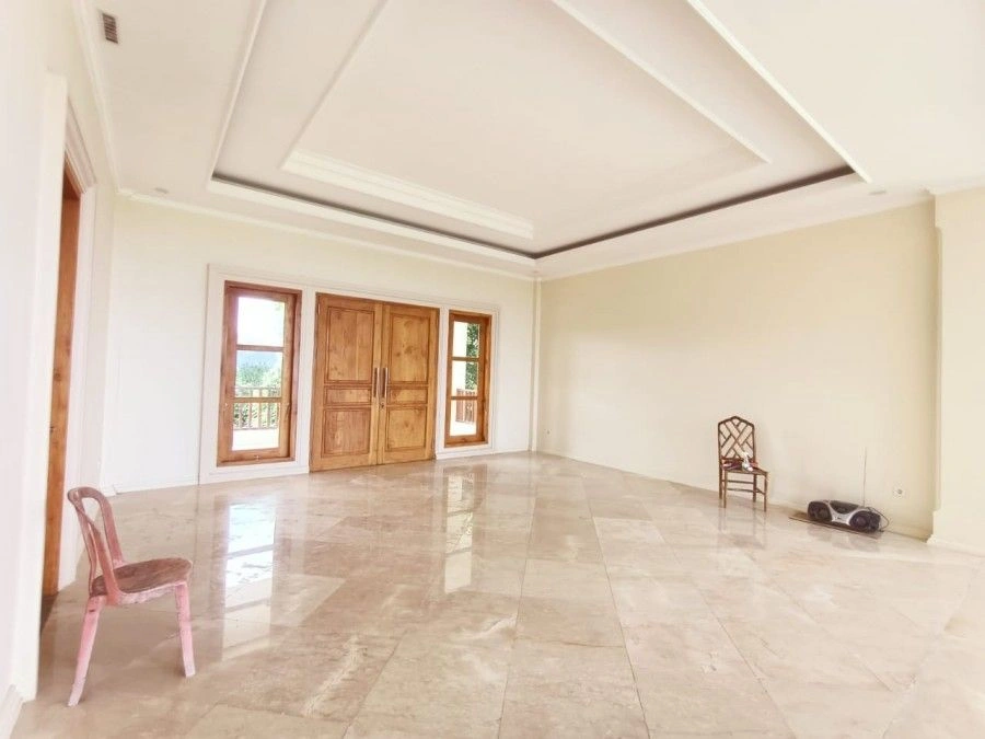 पैनोरमिक नज़ारे वाला विशाल विला