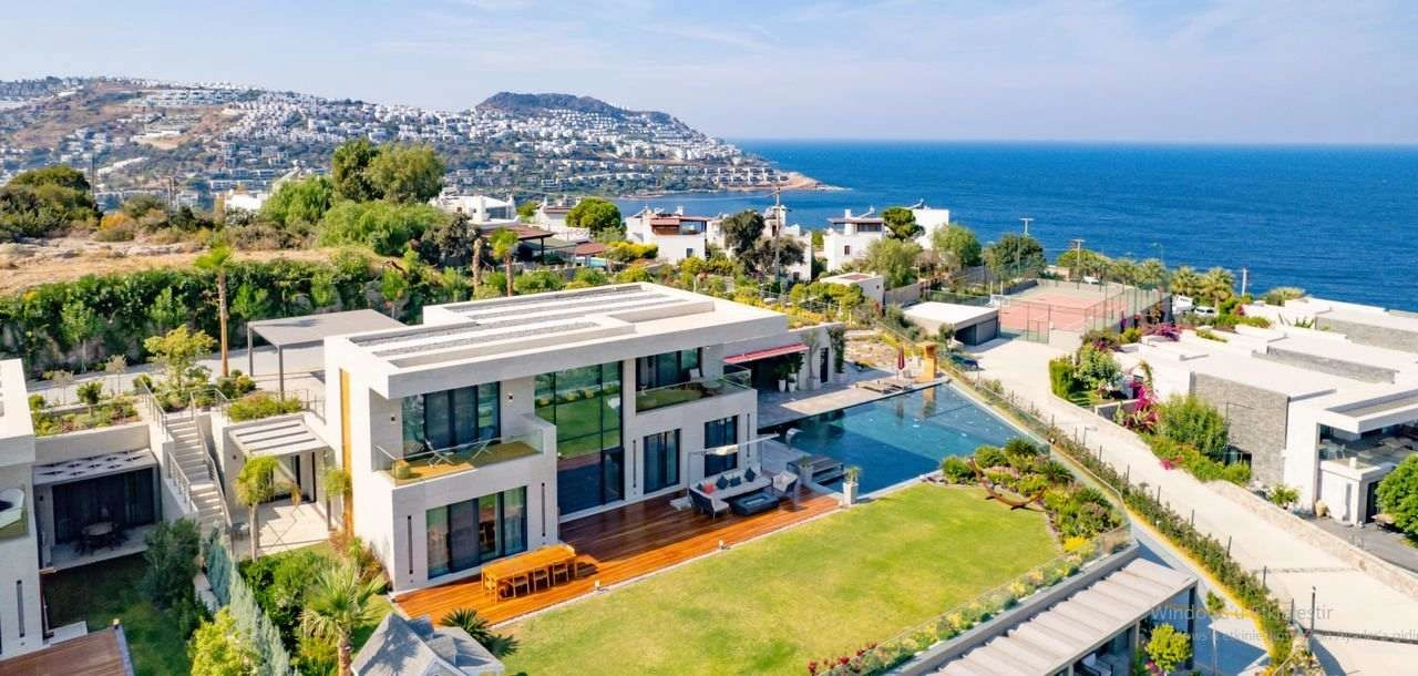 Yüzme havuzu ve özel plajı olan lüks villa