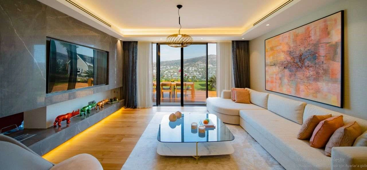 Yüzme havuzu ve özel plajı olan lüks villa