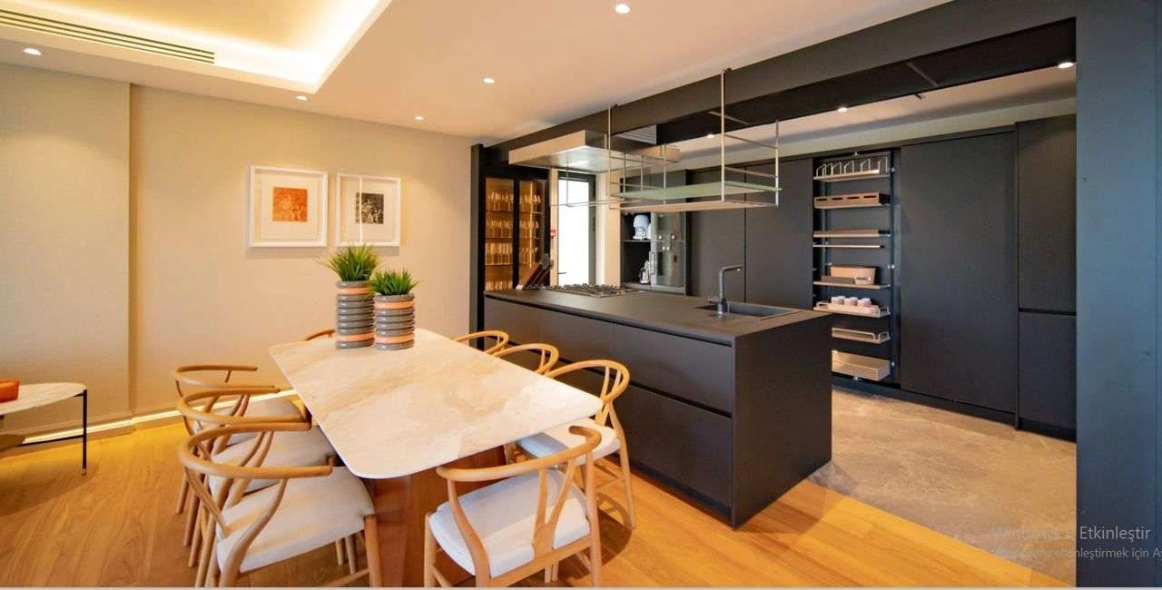 Yüzme havuzu ve özel plajı olan lüks villa