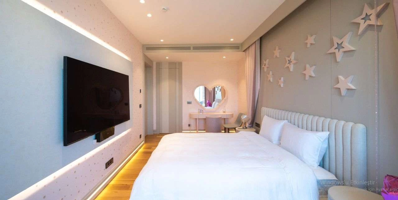 Yüzme havuzu ve özel plajı olan lüks villa