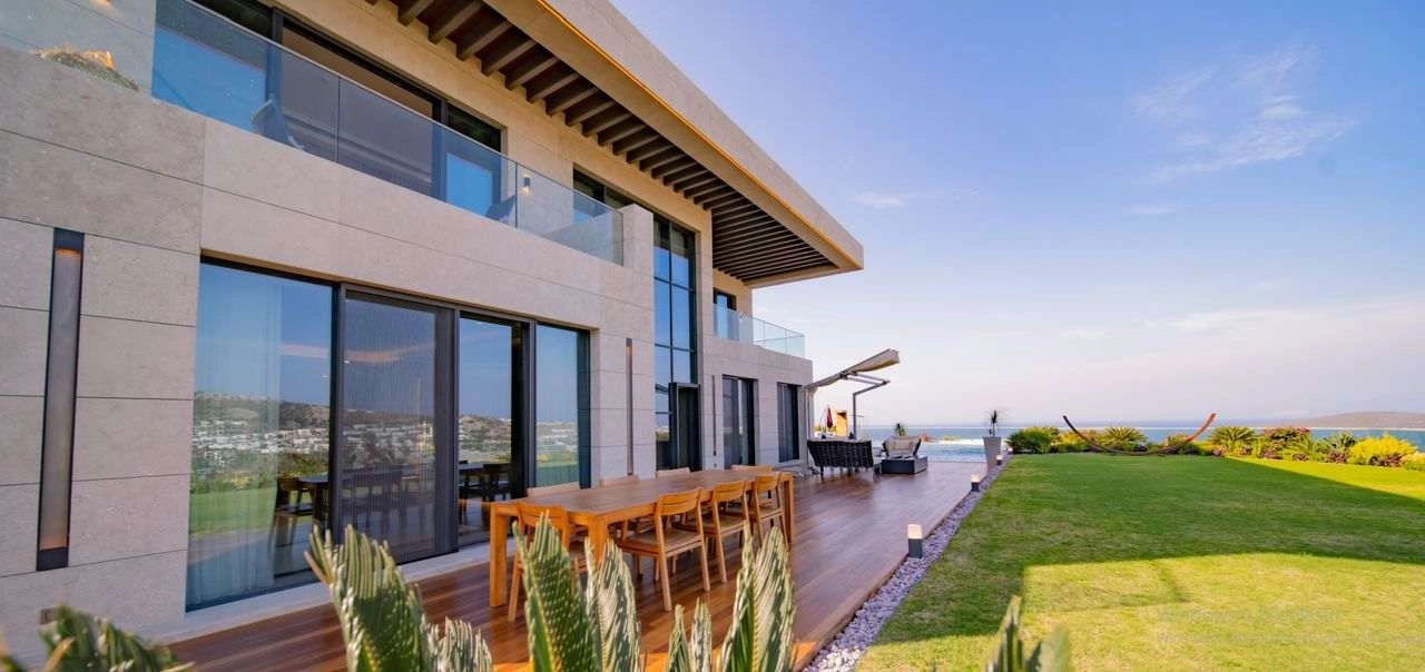 Yüzme havuzu ve özel plajı olan lüks villa