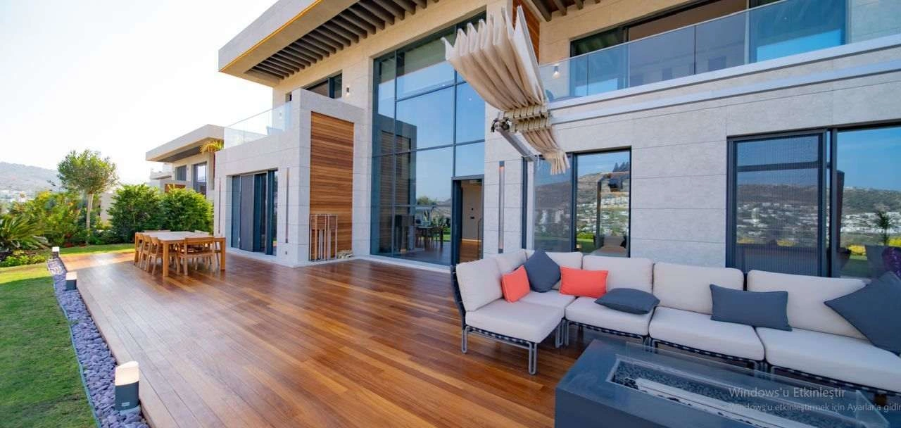 Yüzme havuzu ve özel plajı olan lüks villa