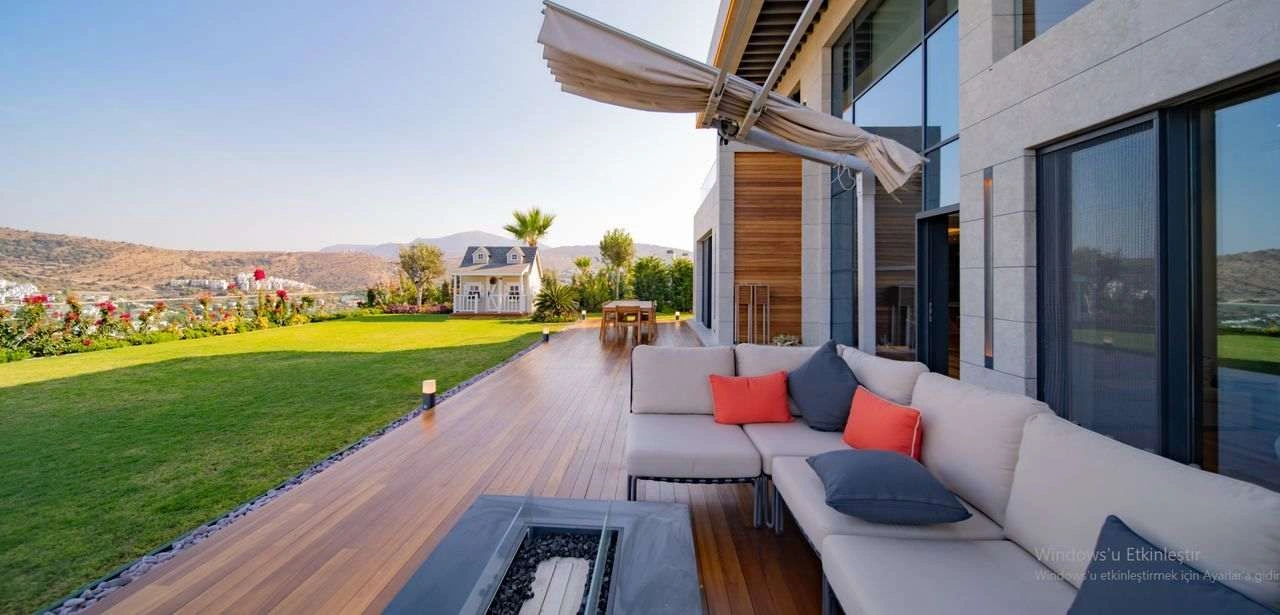 Yüzme havuzu ve özel plajı olan lüks villa