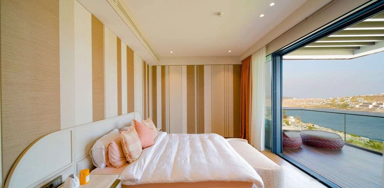 Yüzme havuzu ve özel plajı olan lüks villa