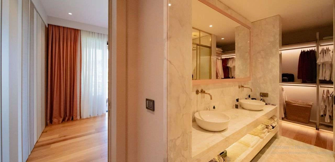 Yüzme havuzu ve özel plajı olan lüks villa