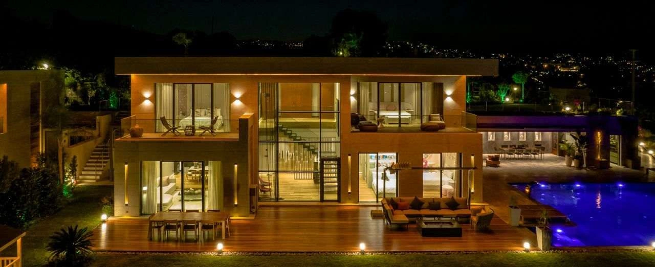 Yüzme havuzu ve özel plajı olan lüks villa