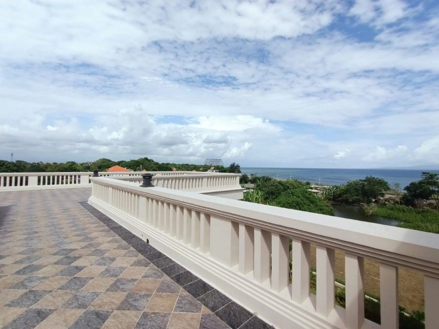 पैनोरमिक नज़ारे वाला विशाल विला