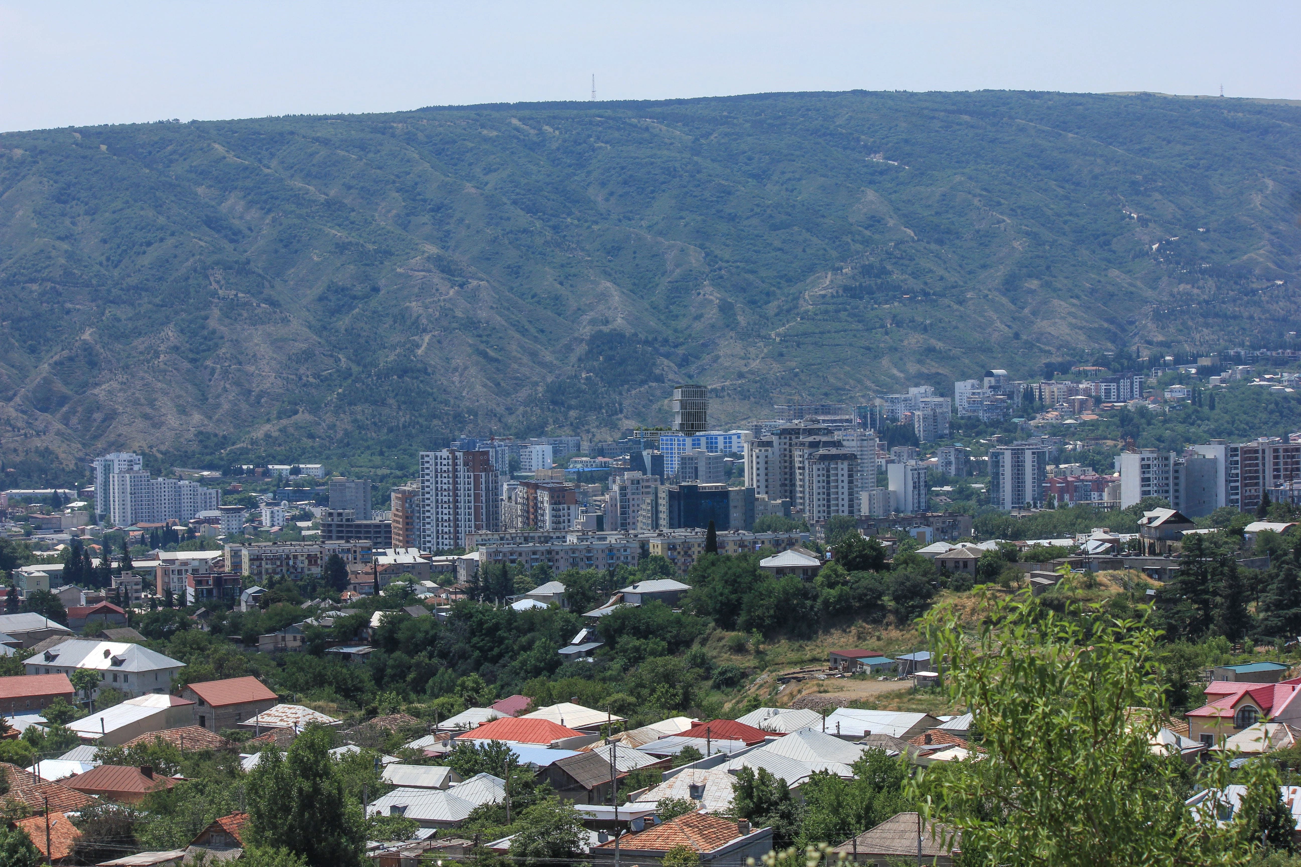 Complexo residencial moderno em uma área ecologicamente limpa de Tbilisi