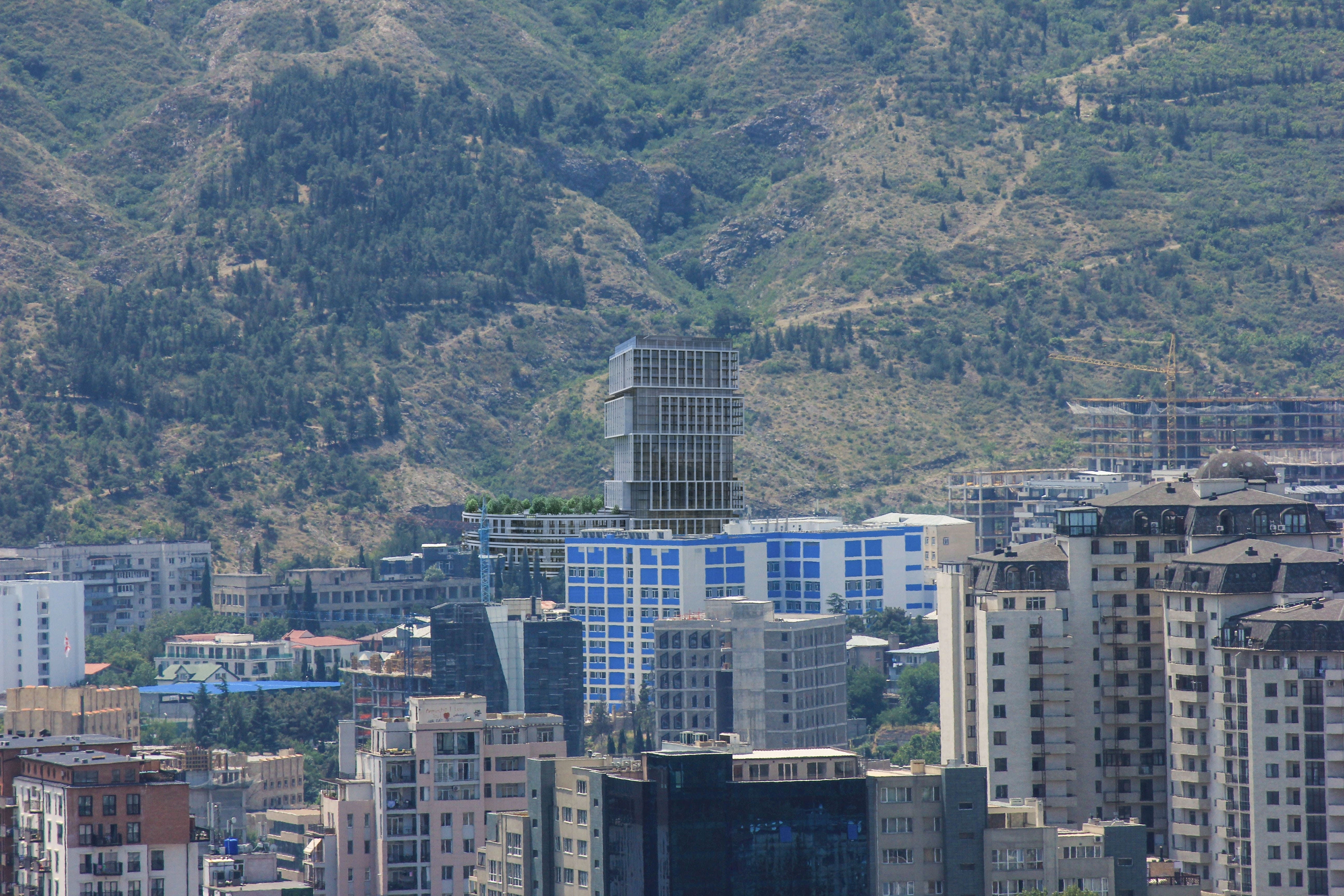 Complexo residencial moderno em uma área ecologicamente limpa de Tbilisi