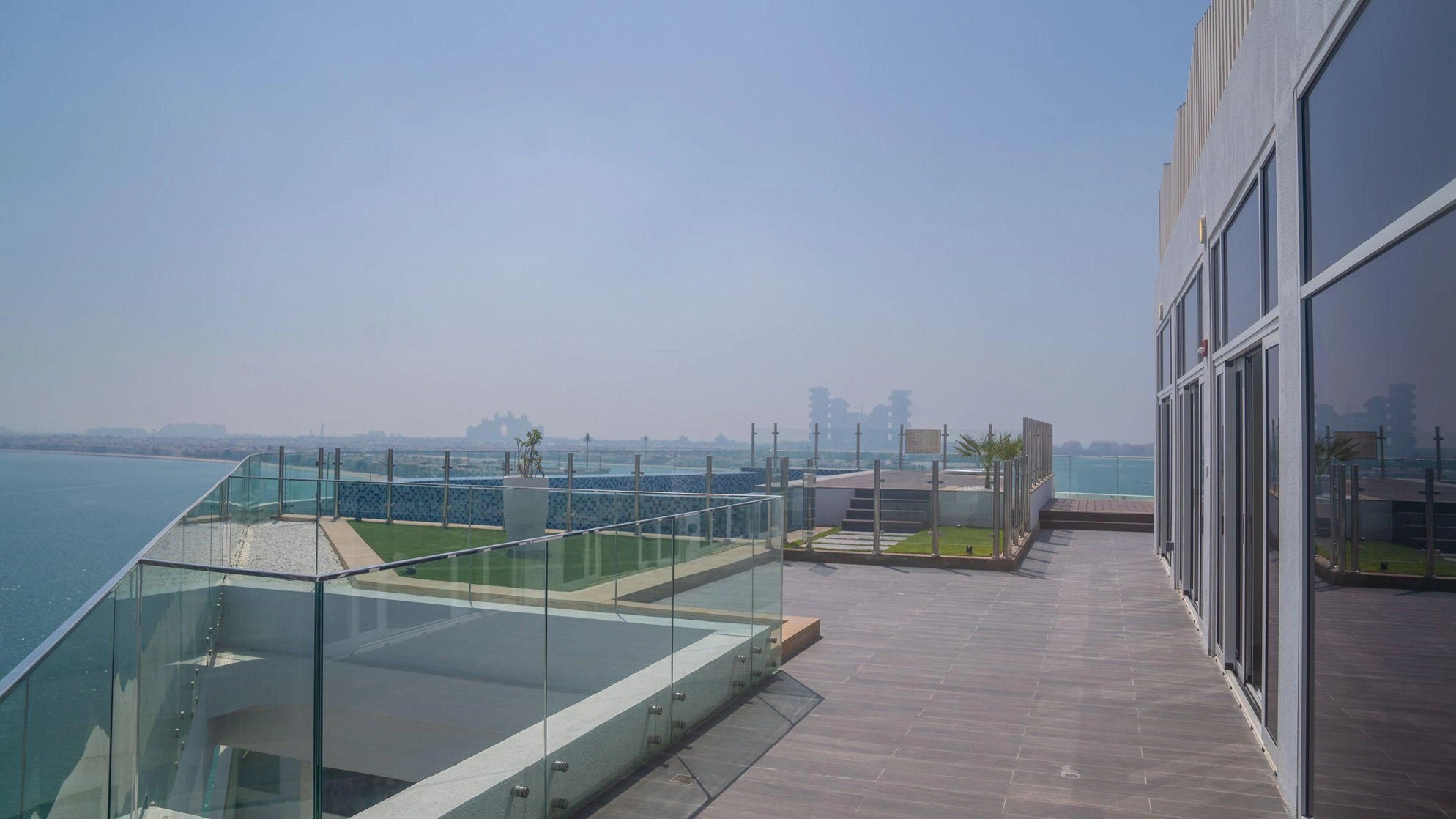 Luxury residential complex on the seafront in a prestigious area of Dubai