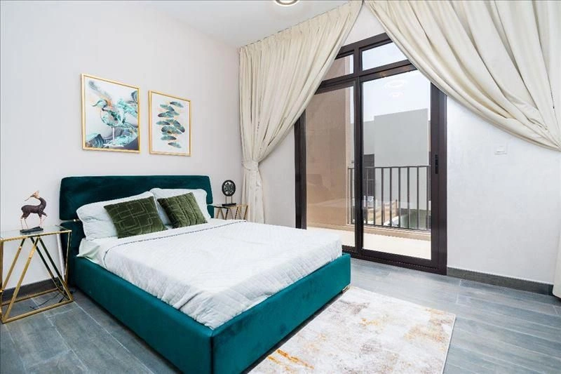 Роскошный комплекс таунхаусов с бассейном, школой и клубом в Шардже