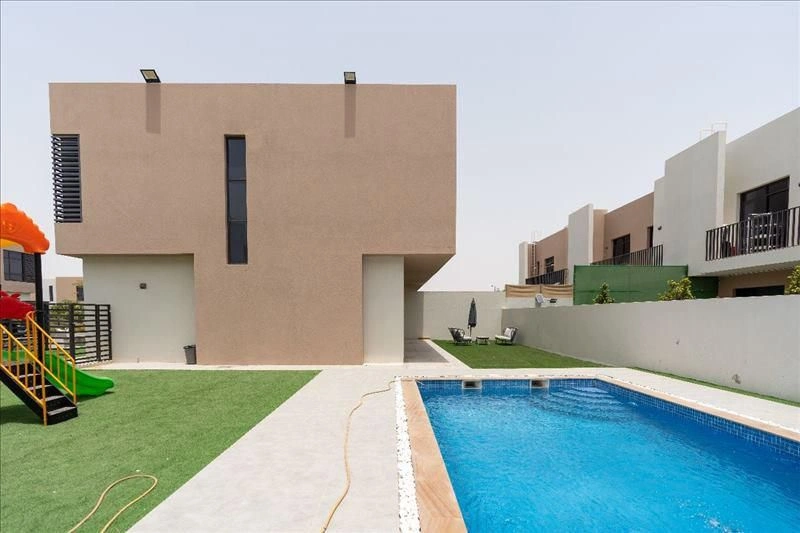 Роскошный комплекс таунхаусов с бассейном, школой и клубом в Шардже