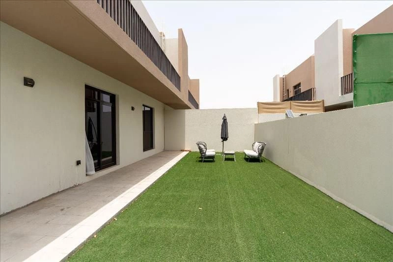 Роскошный комплекс таунхаусов с бассейном, школой и клубом в Шардже