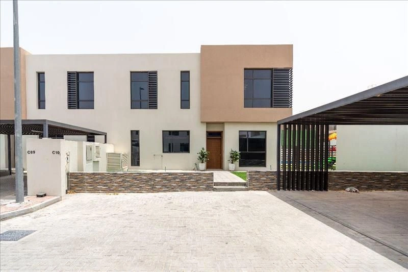 Роскошный комплекс таунхаусов с бассейном, школой и клубом в Шардже