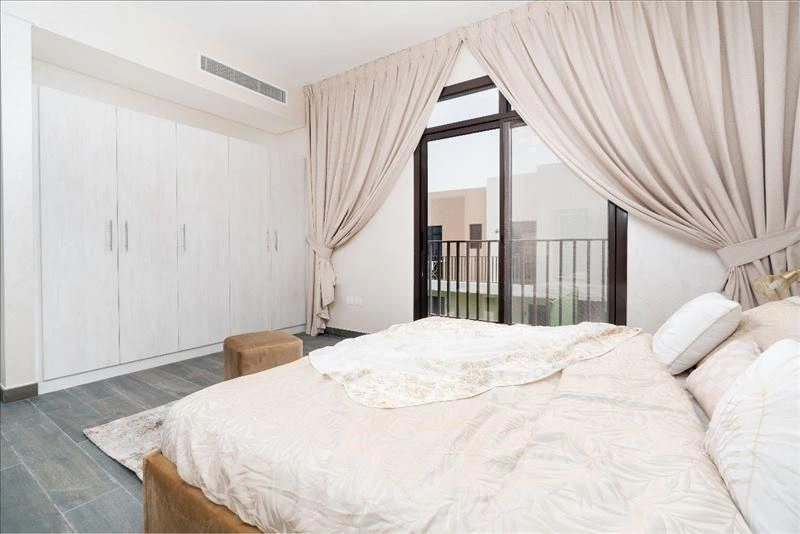 Роскошный комплекс таунхаусов с бассейном, школой и клубом в Шардже