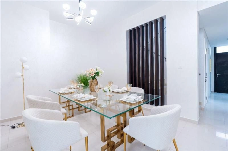 Роскошный комплекс таунхаусов с бассейном, школой и клубом в Шардже