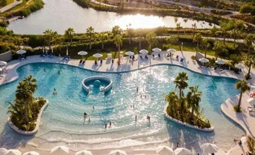 Lüks Konut Kompleksi, Yüzme Havuzları ve Golf Kulübü, Dubai