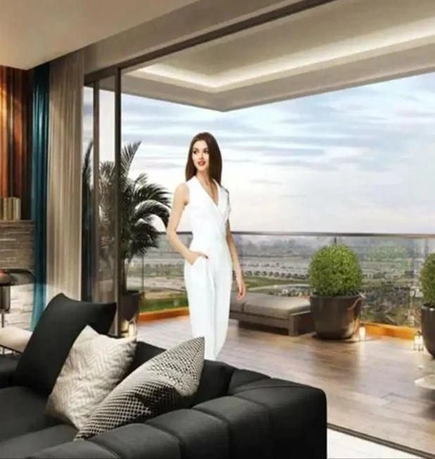 Lüks Konut Kompleksi, Yüzme Havuzları ve Golf Kulübü, Dubai