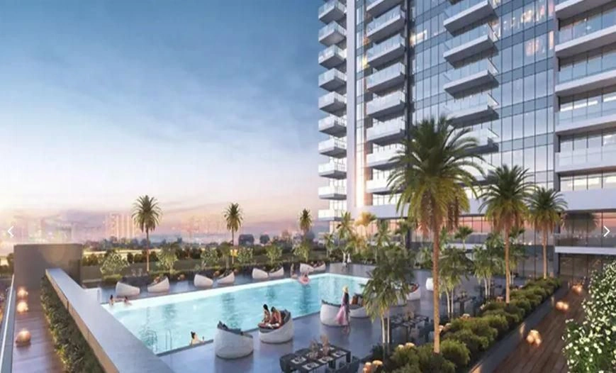 Lüks Konut Kompleksi, Yüzme Havuzları ve Golf Kulübü, Dubai