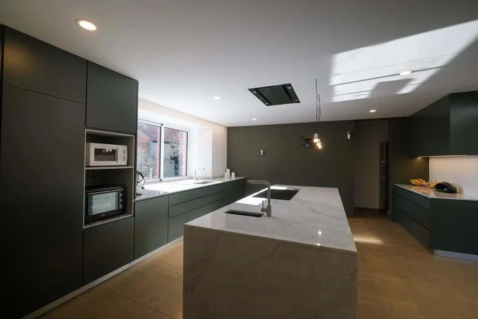 منزل ريفي 5+1 مع قطعة أرض كبيرة في منطقة بورتو، البرتغال