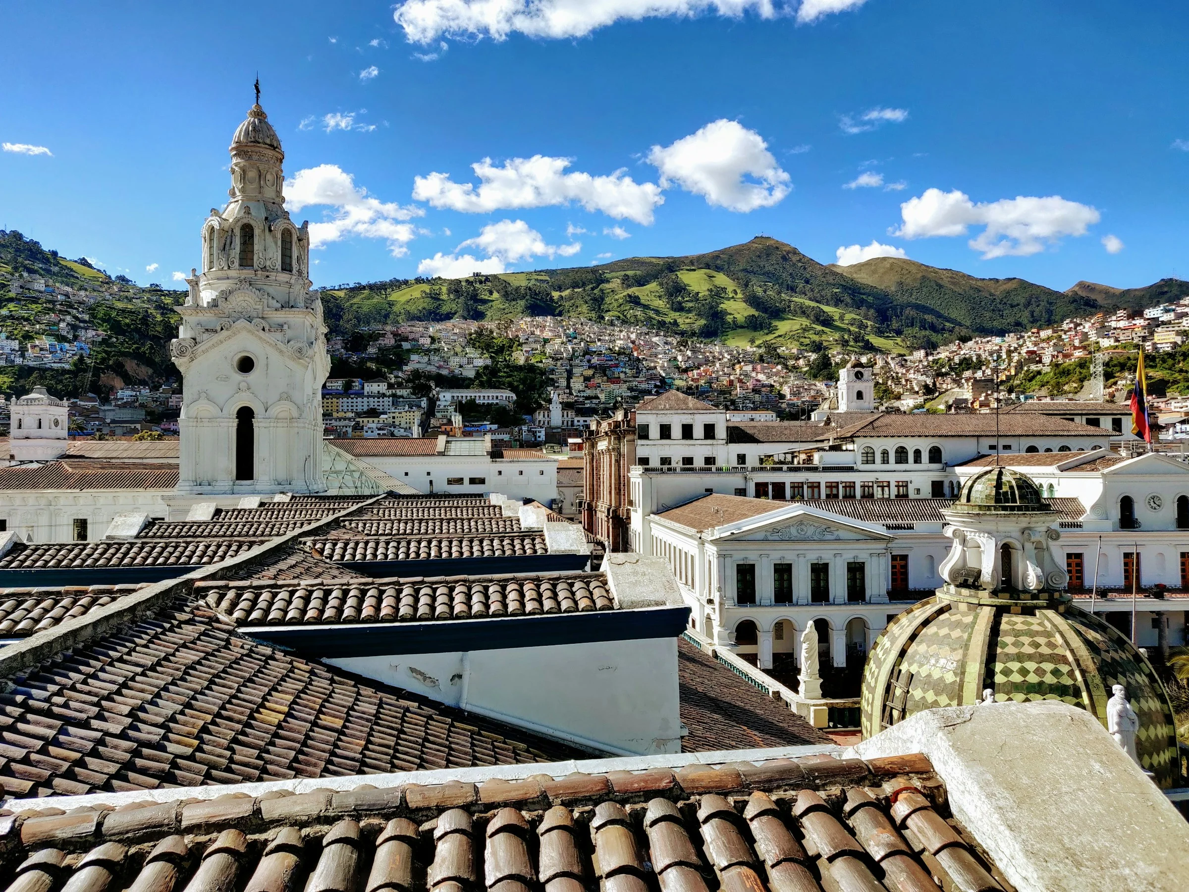 Compra de bienes raíces en Quito - soluciones de inversión | VelesClub Int.