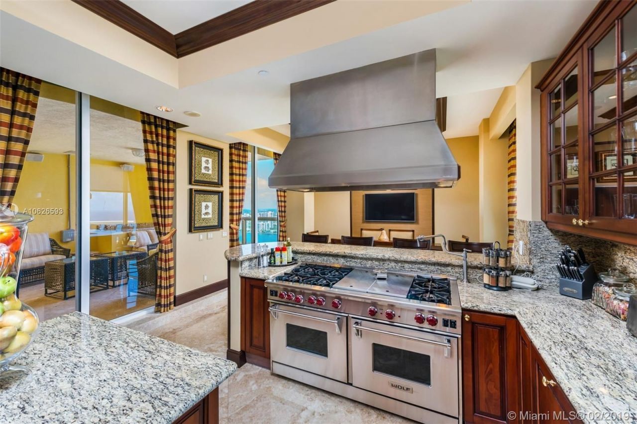 Penthouse in prestigious area by the sea of Miami, USA