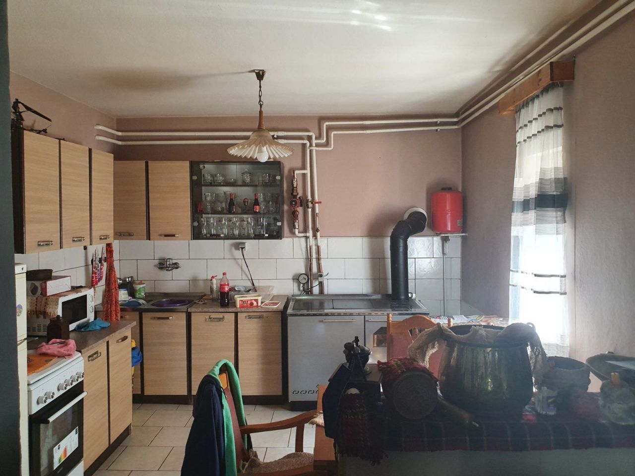 House 4+1 with a garden near the center in Kolasin