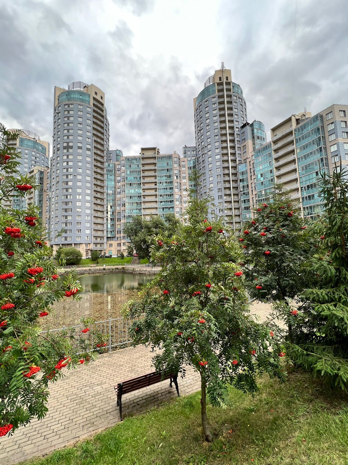 Zhivoy Rodnik residential complex 3-room apartment with designer renovation