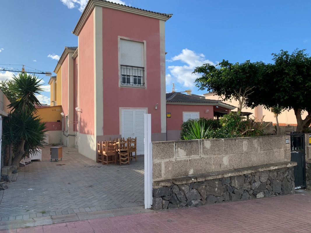 Charmante villa 3+1 près de l'océan à Tenerife