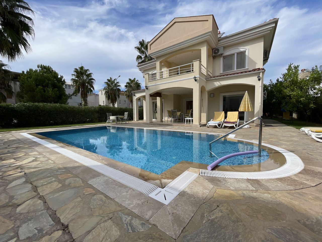 Cómoda villa 4+1 de estilo español en Belek